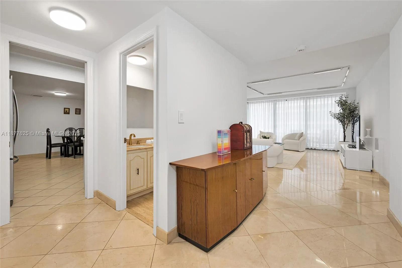 10205 Collins Ave, #807