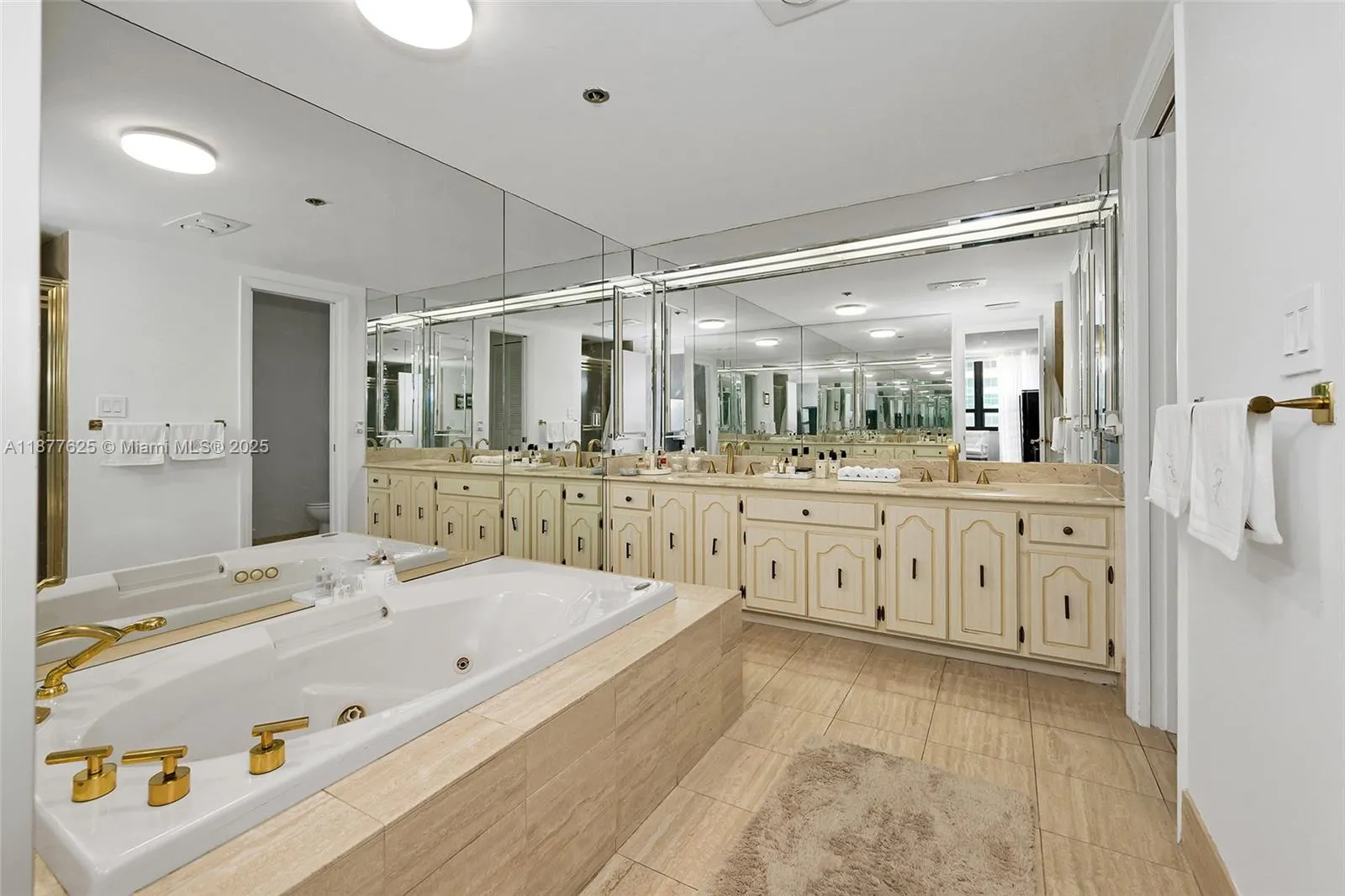 10205 Collins Ave, #807
