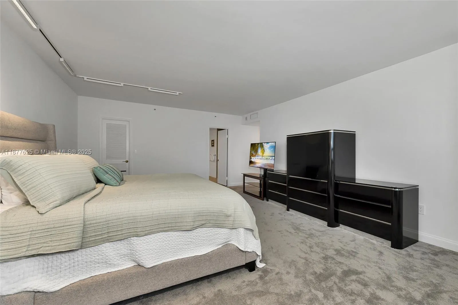 10205 Collins Ave, #807
