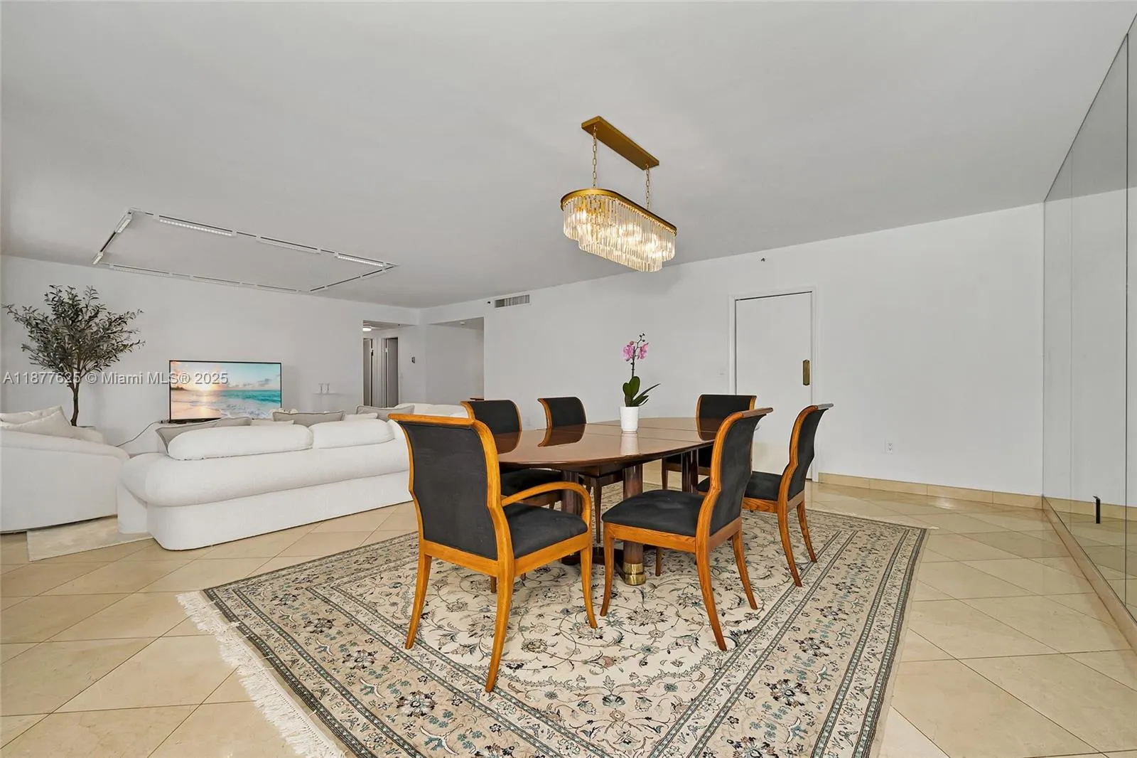10205 Collins Ave, #807