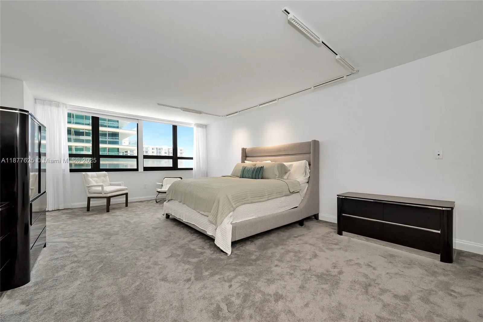 10205 Collins Ave, #807