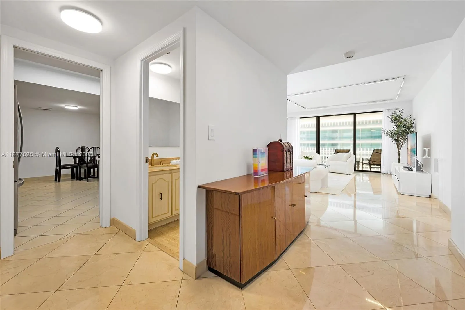 10205 Collins Ave, #807