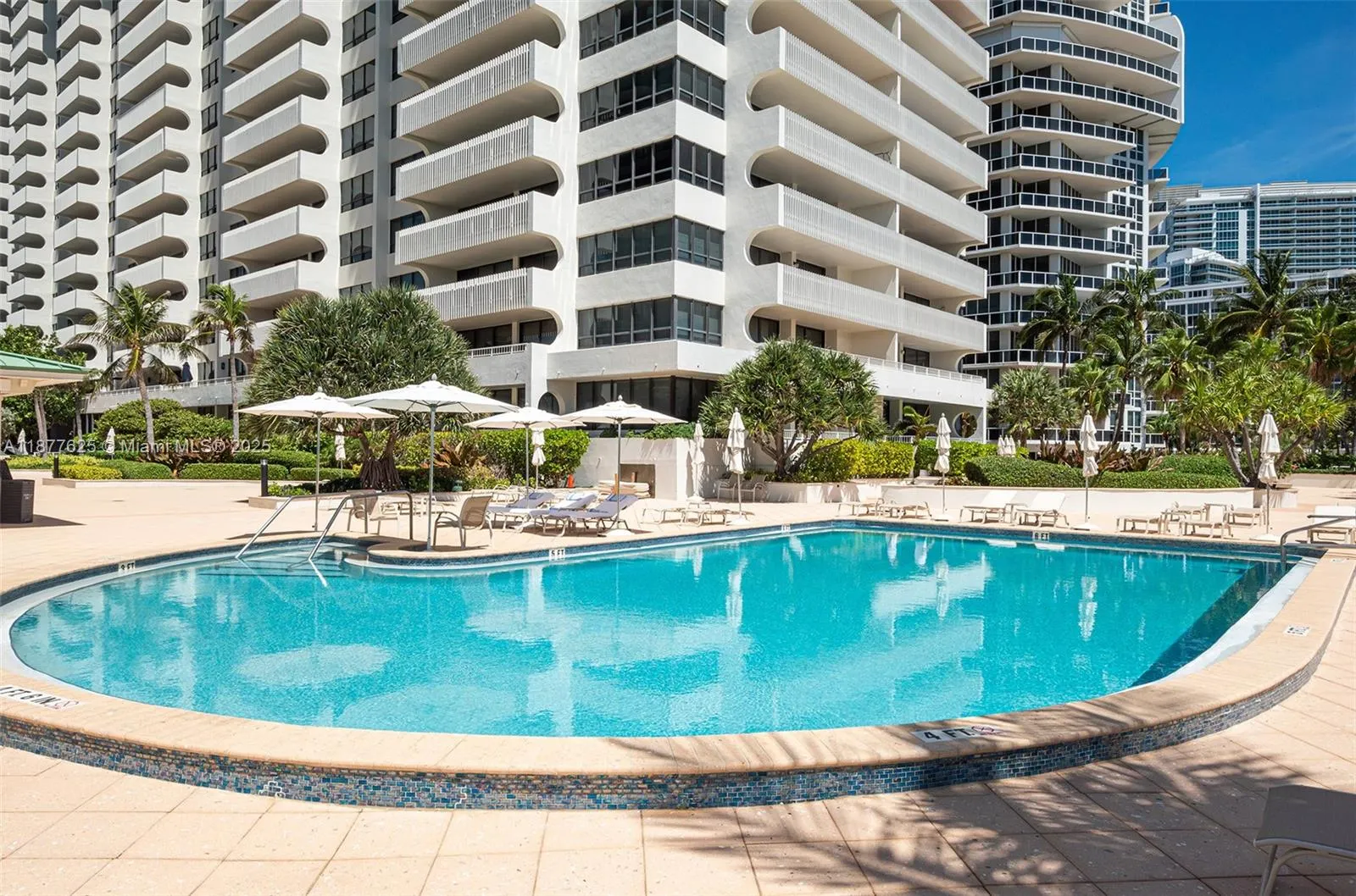 10205 Collins Ave, #807