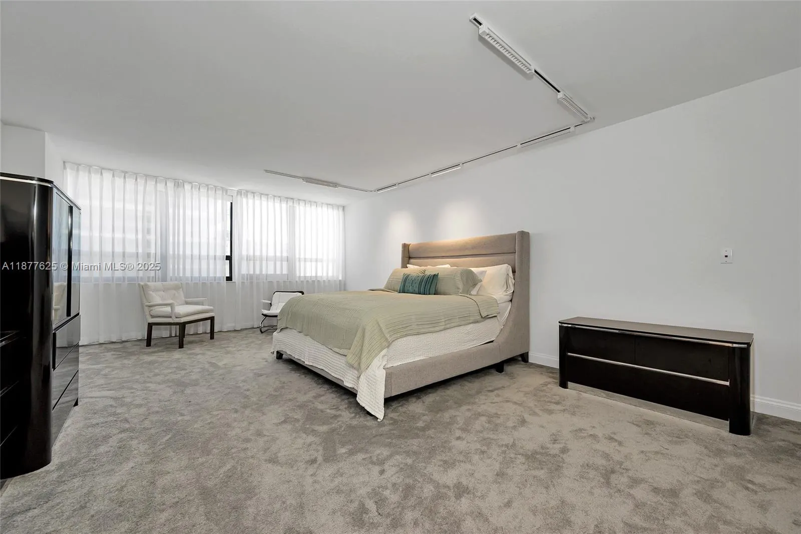 10205 Collins Ave, #807