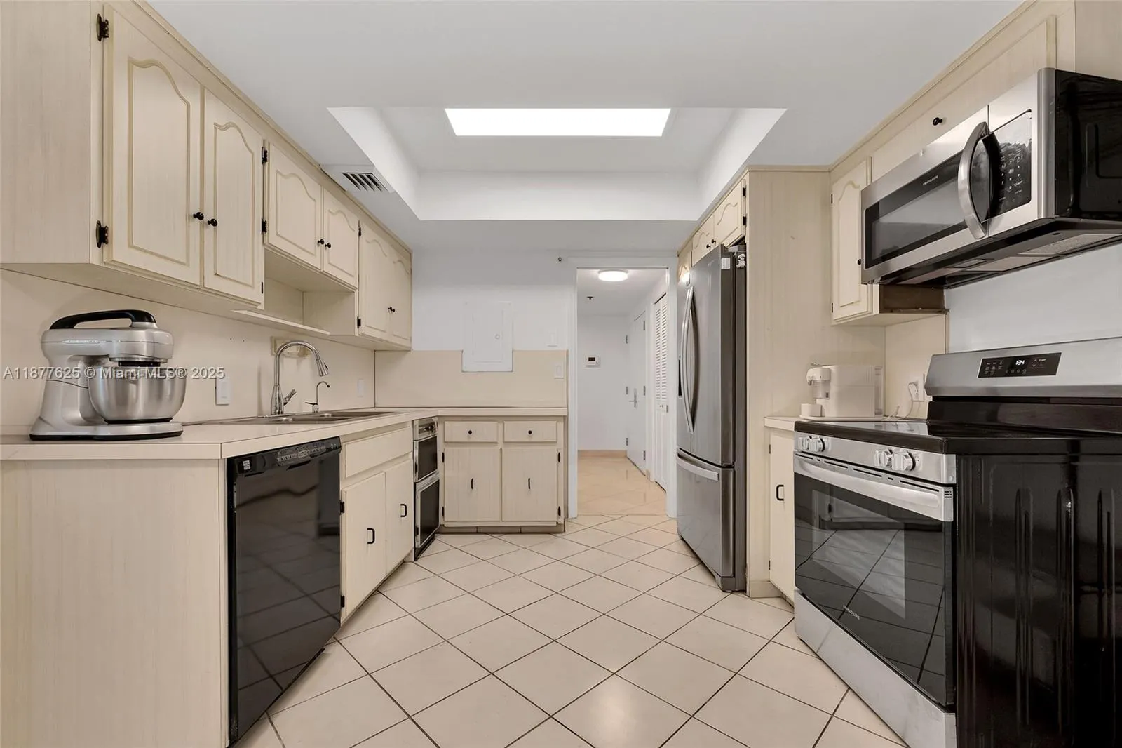 10205 Collins Ave, #807