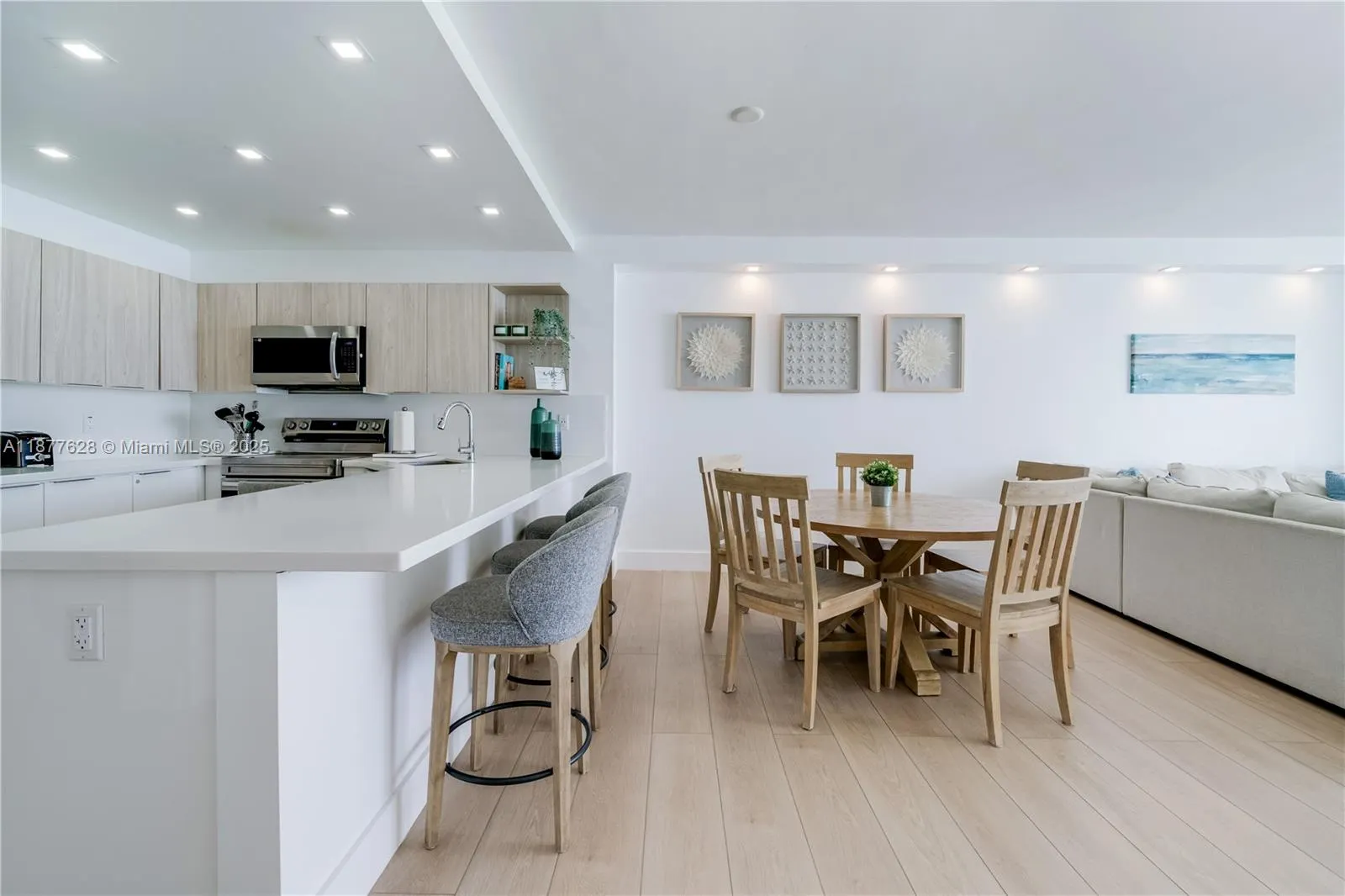 5601 Collins Ave, #1011