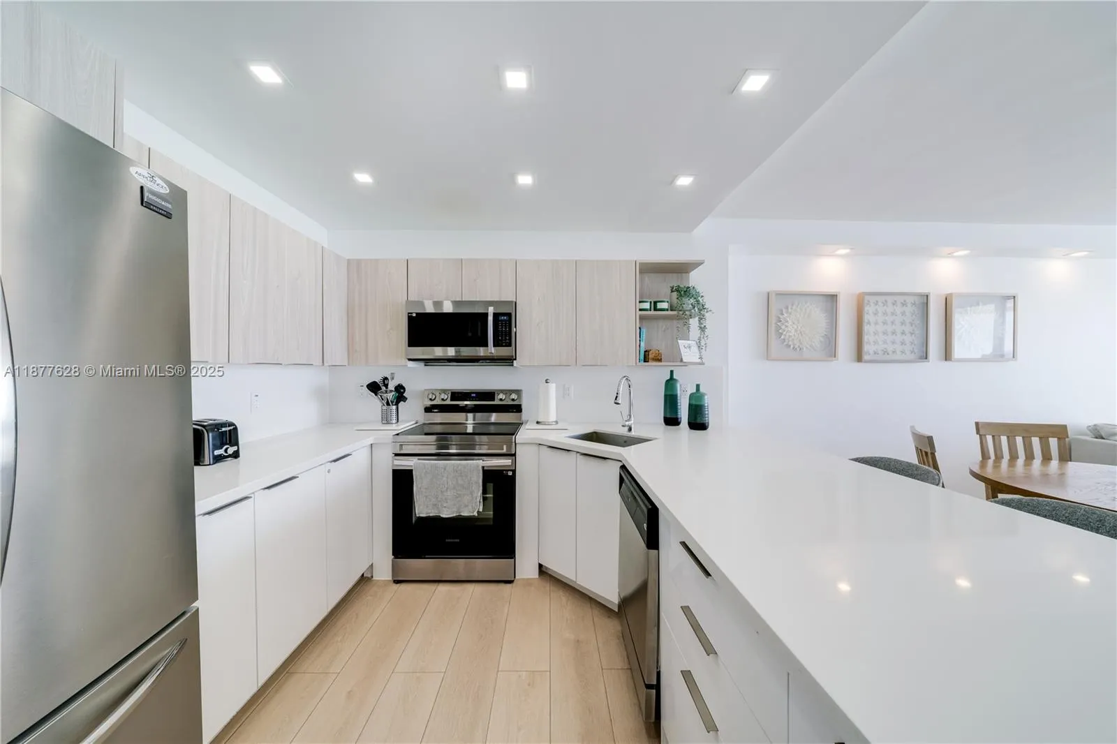 5601 Collins Ave, #1011