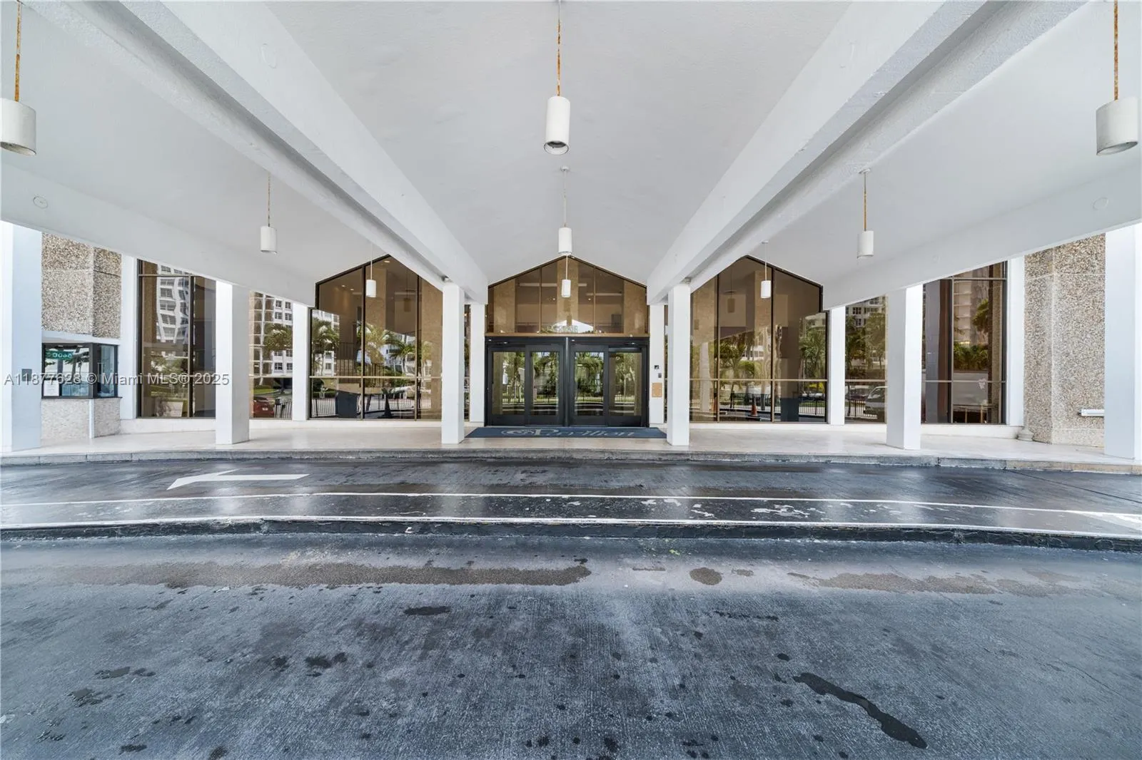 5601 Collins Ave, #1011