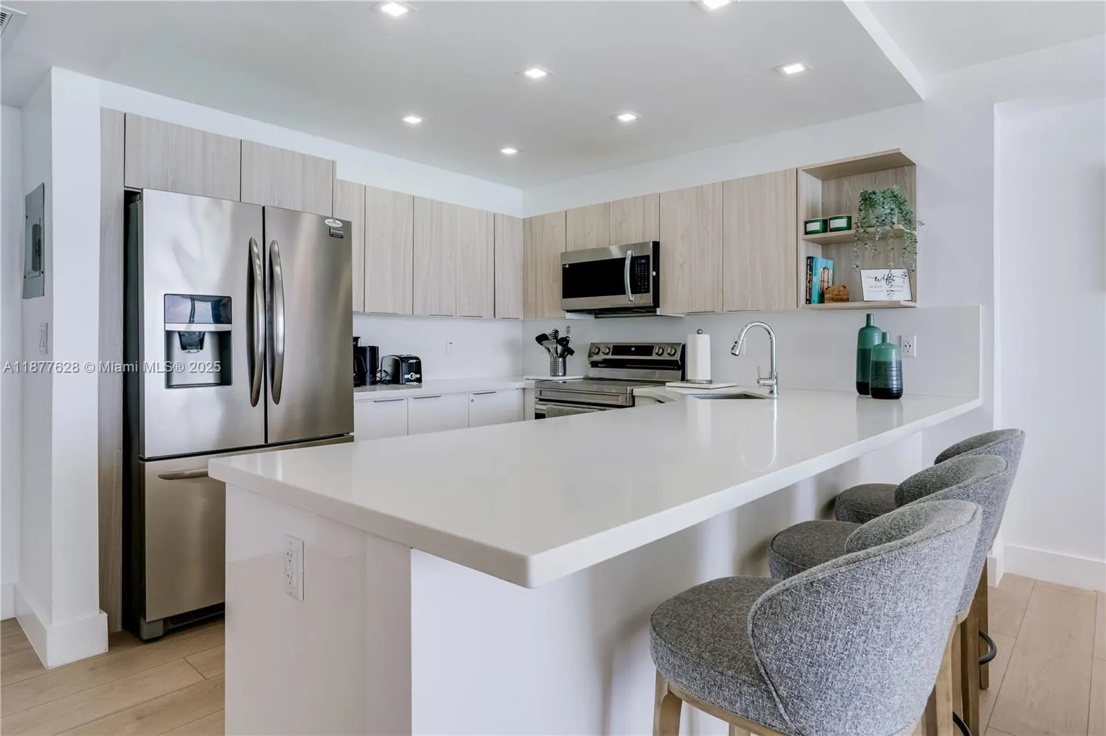 5601 Collins Ave, #1011