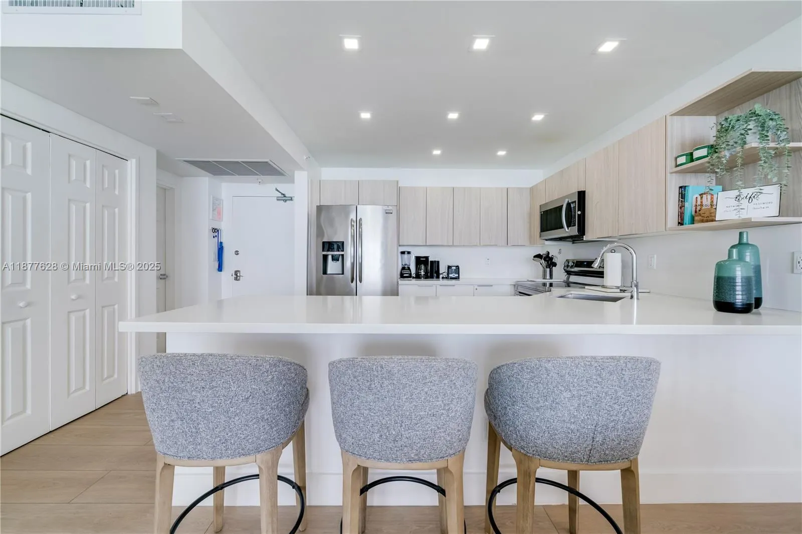 5601 Collins Ave, #1011