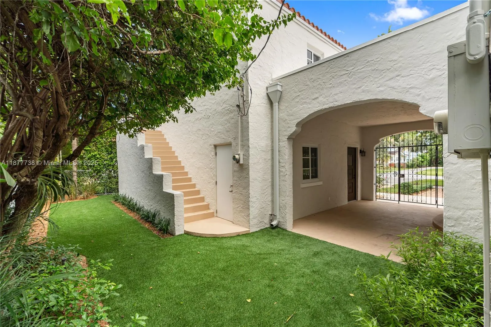 1202 Granada Blvd