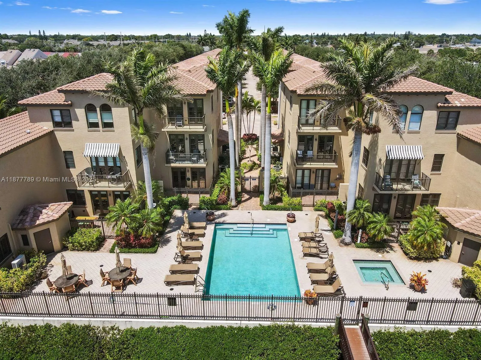 210 Via Villagio