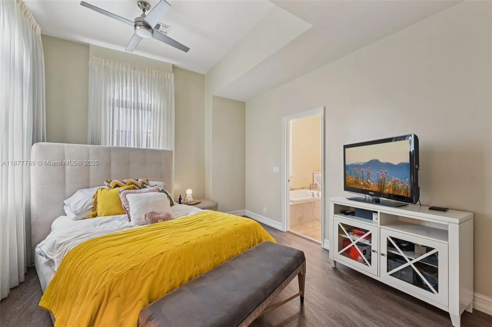 210 Via Villagio