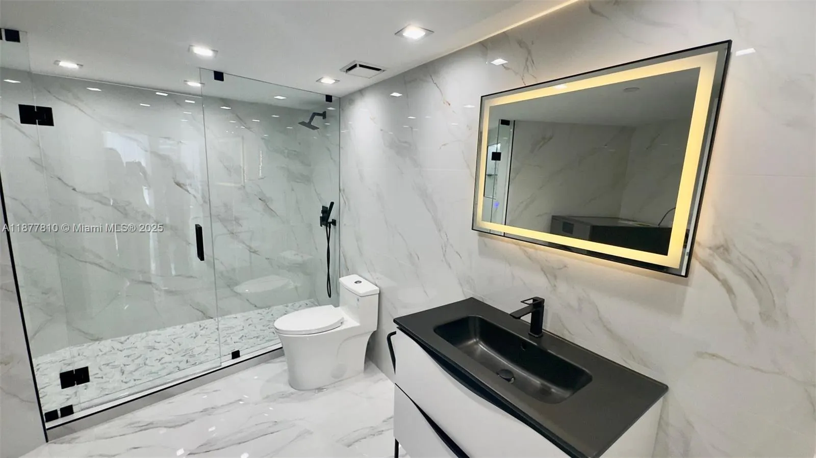 3500 Mystic Pointe Dr, #1107