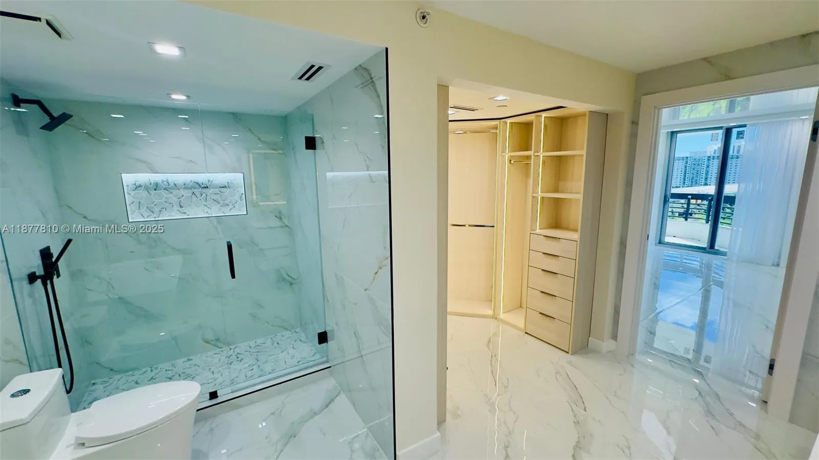 3500 Mystic Pointe Dr, #1107