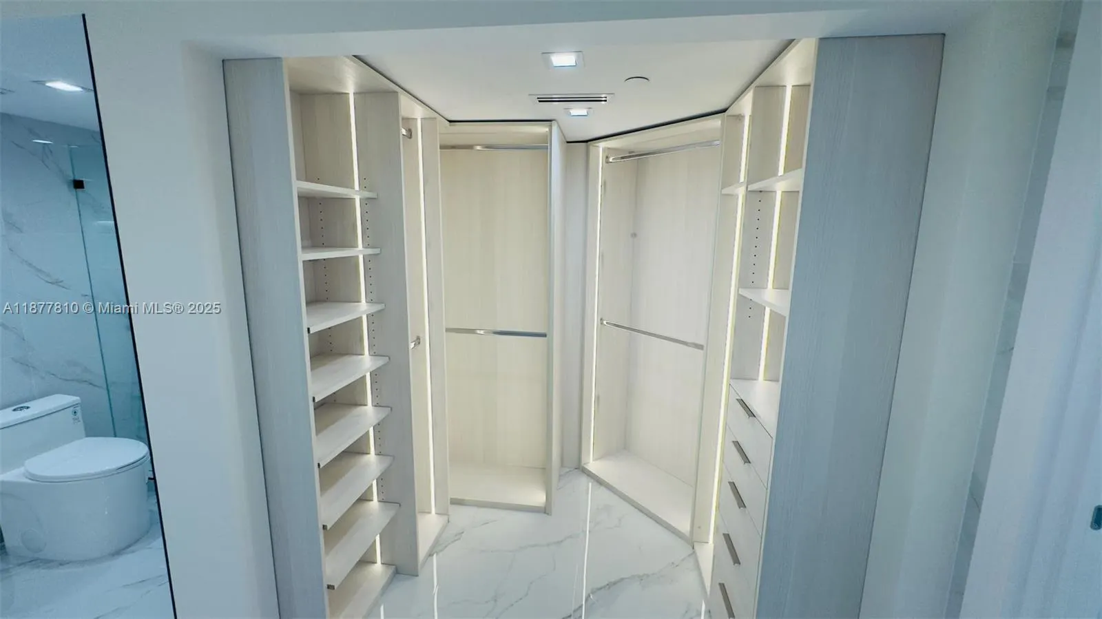 3500 Mystic Pointe Dr, #1107