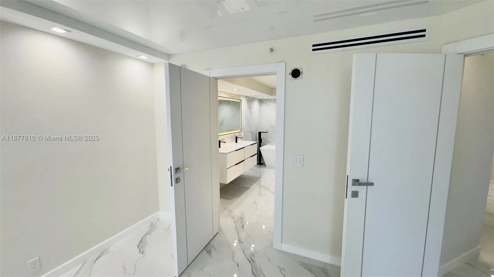 3500 Mystic Pointe Dr, #1107