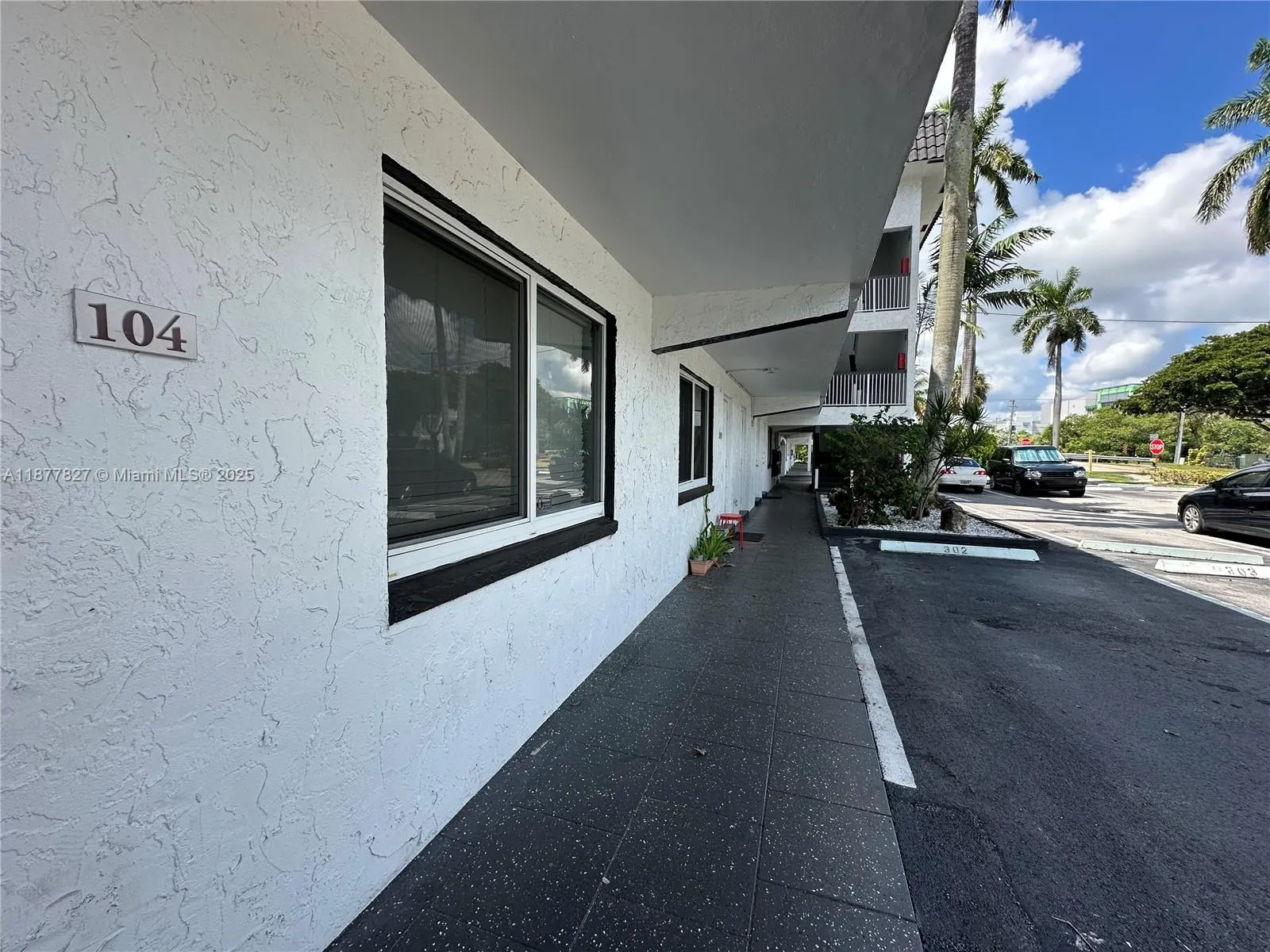 1400 NE 56th St, #104