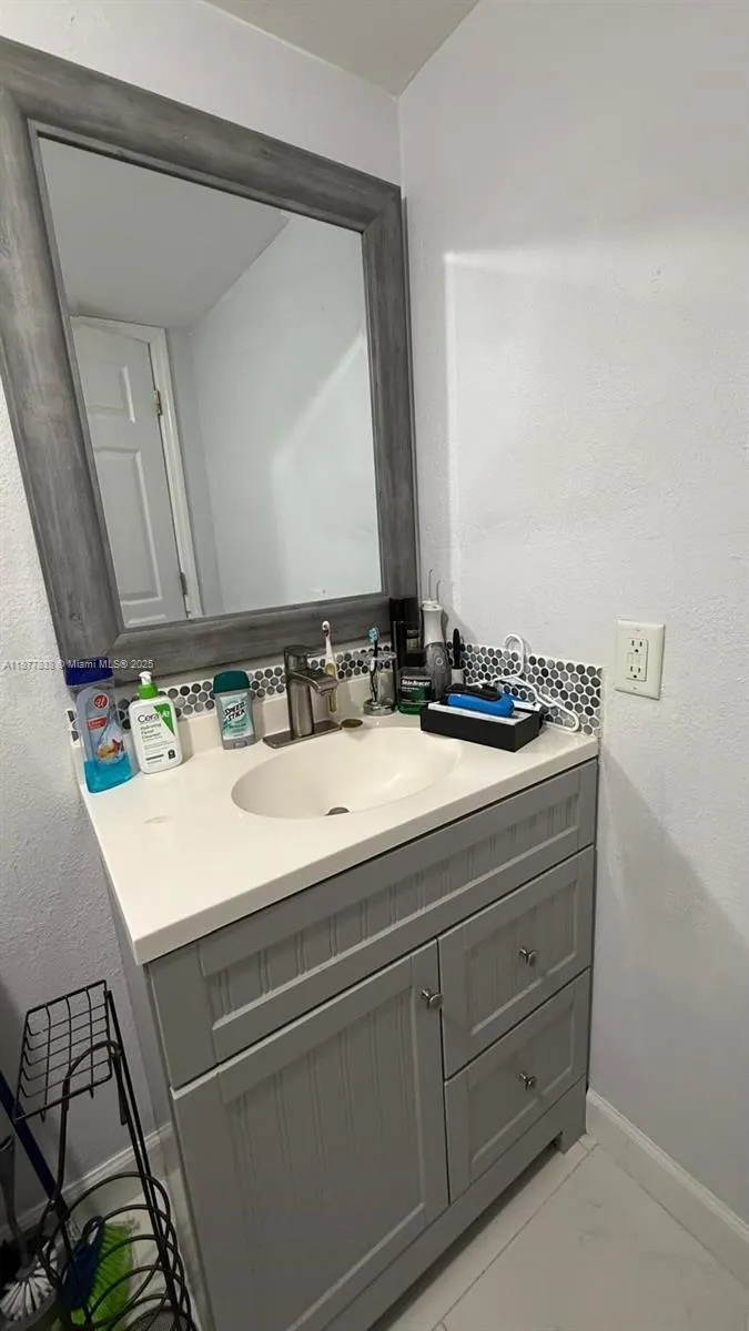 2735 W 52nd St, #104