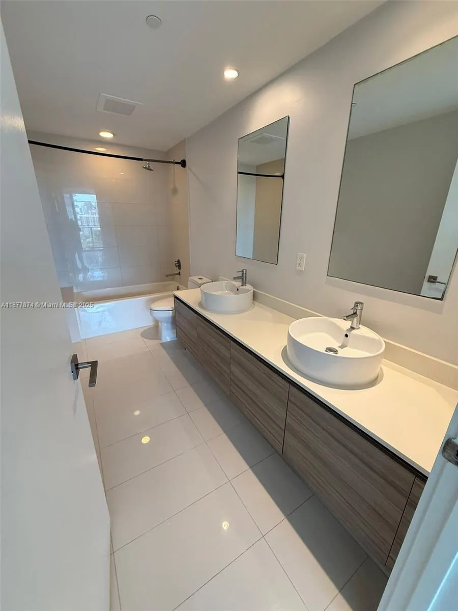 121 NE 34th St, #1902