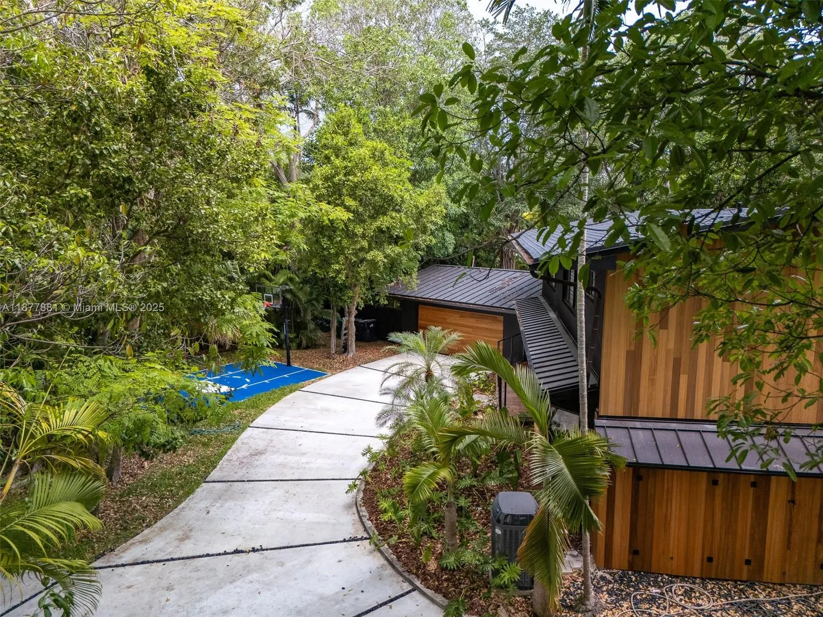 6525 SW 133