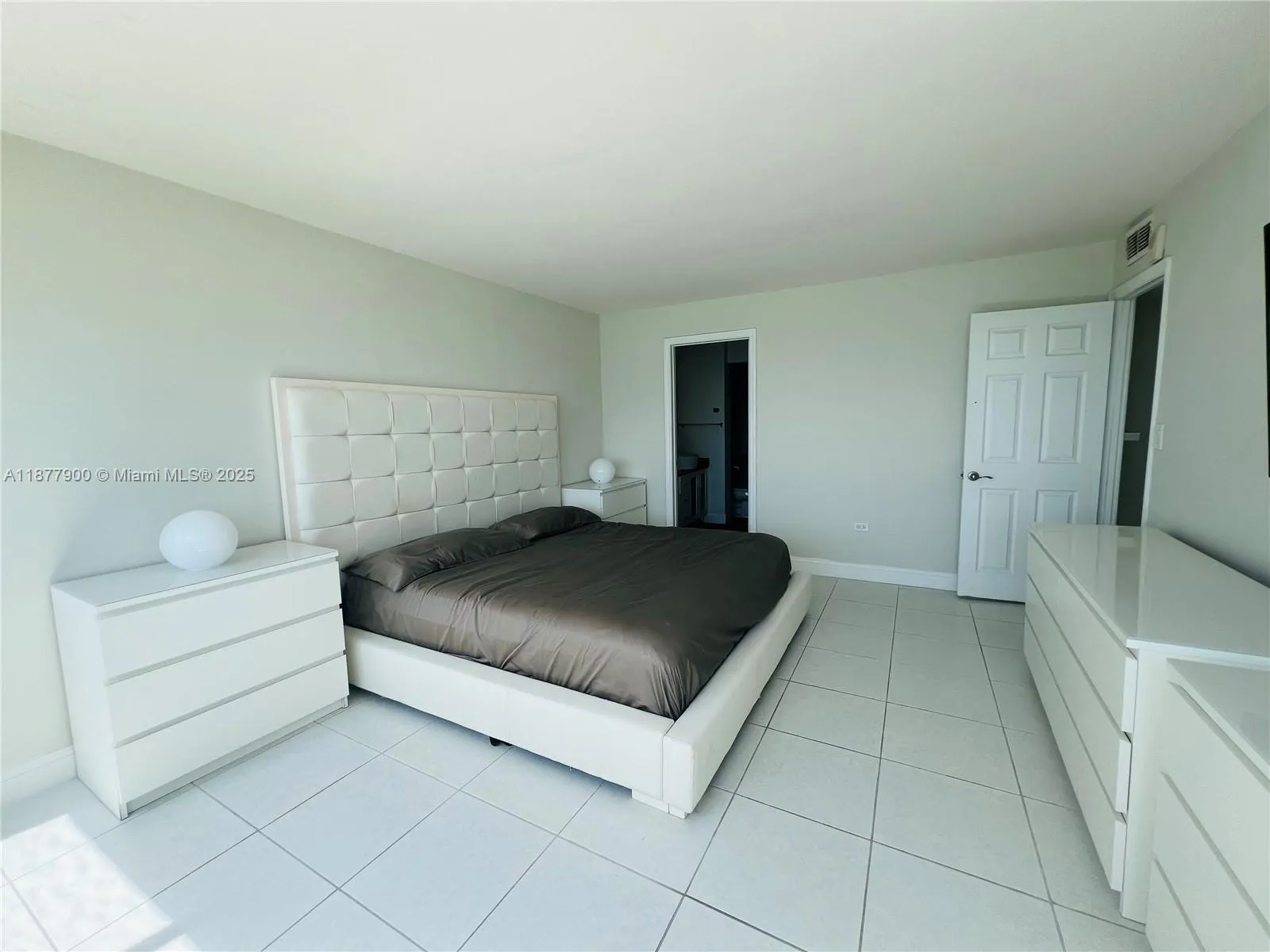 7135 Collins Ave, #1406