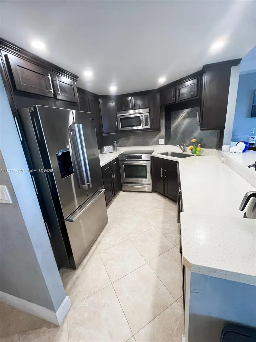 340 Sunset Dr, #907
