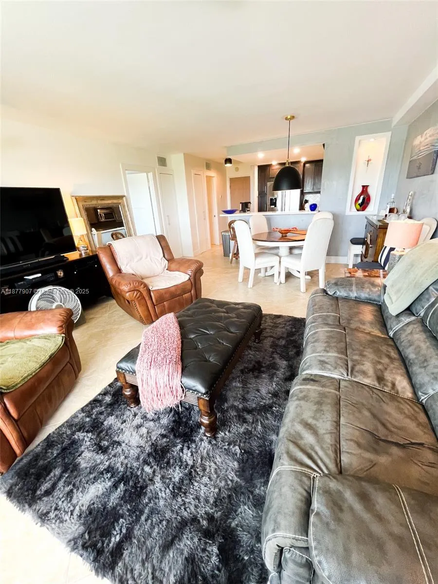 340 Sunset Dr, #907