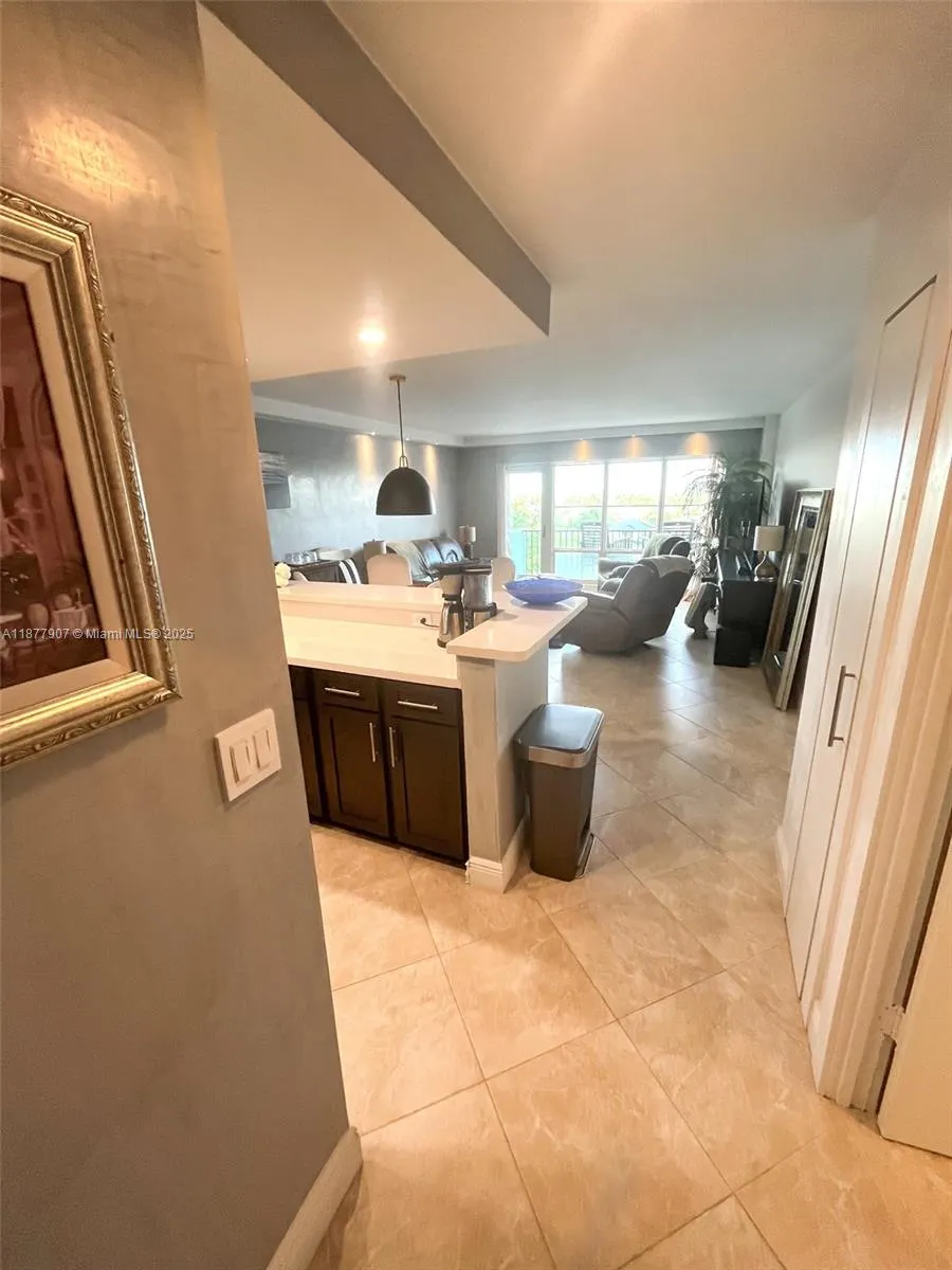 340 Sunset Dr, #907