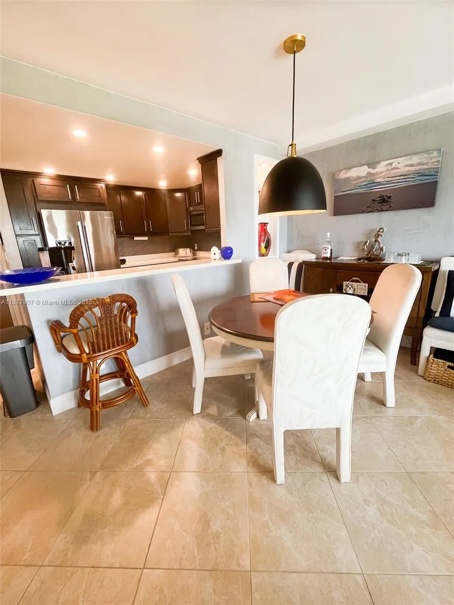 340 Sunset Dr, #907