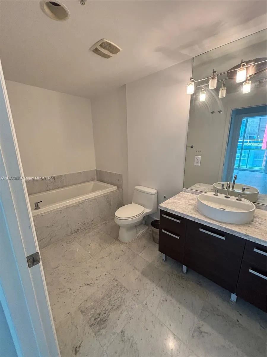 244 Biscayne Blvd, #1606