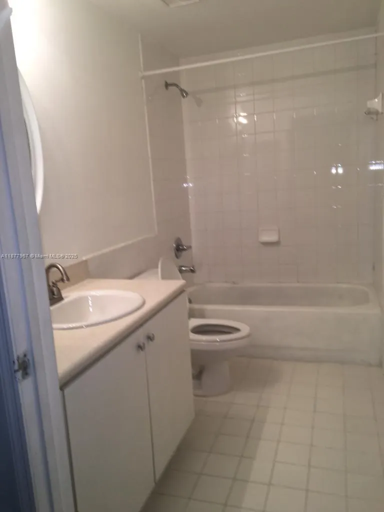 5091 NW 7th St, #1007