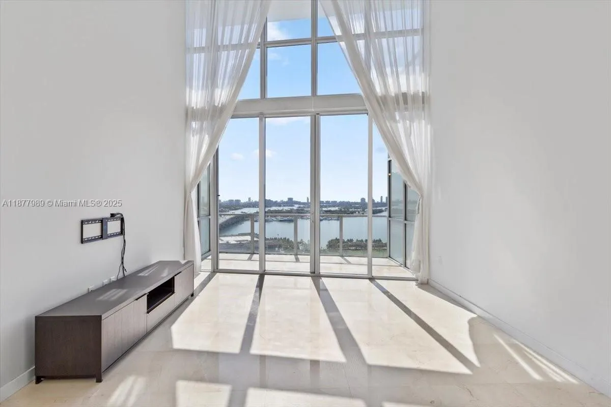 1100 Biscayne Blvd, #2305