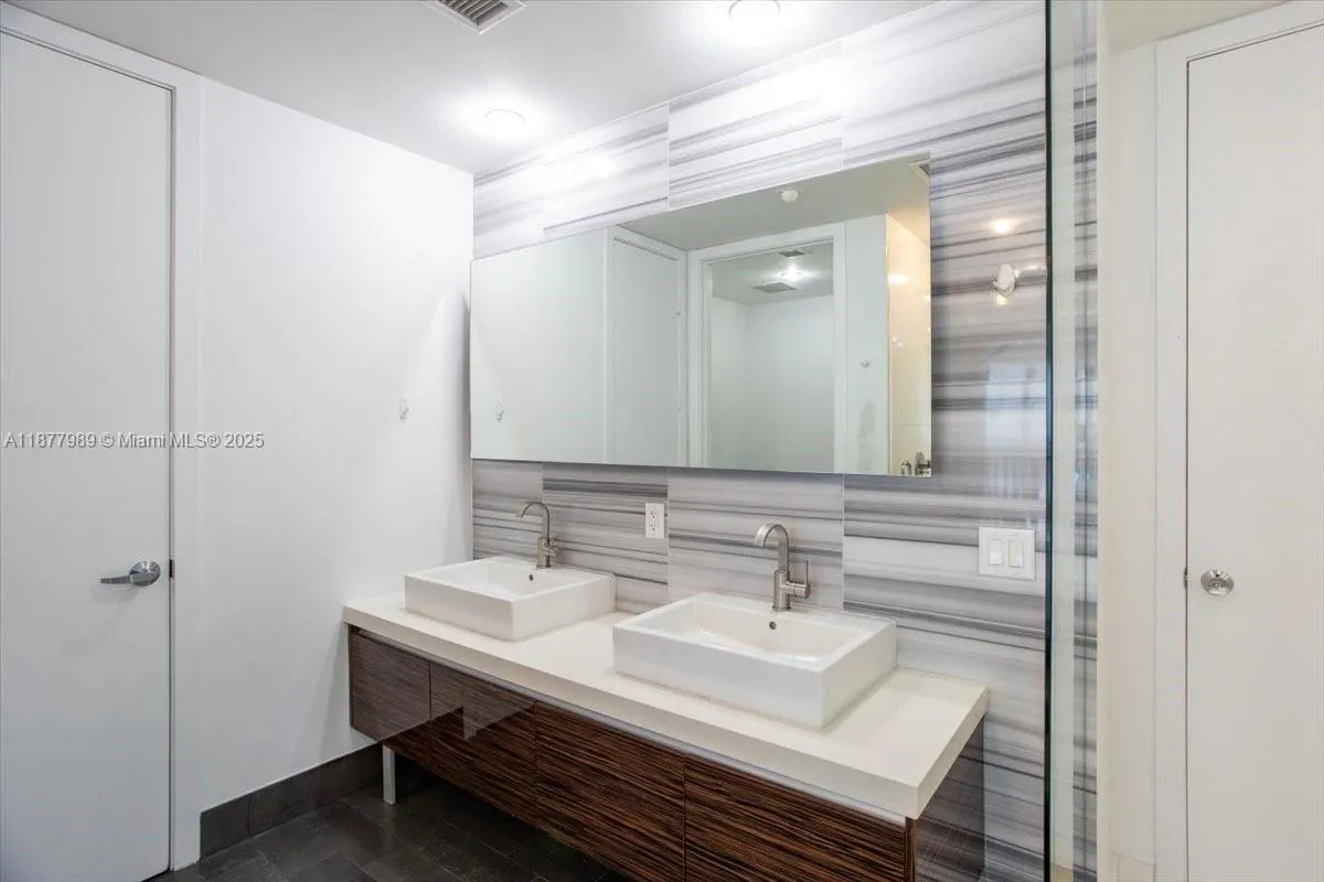1100 Biscayne Blvd, #2305