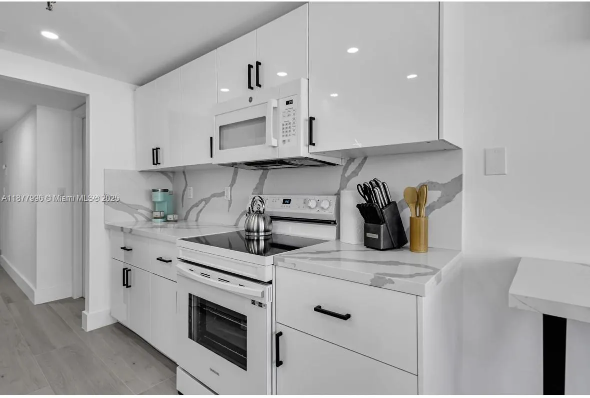 2555 Collins Ave, #2200