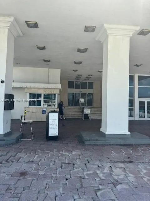 5445 Collins Ave, #1602