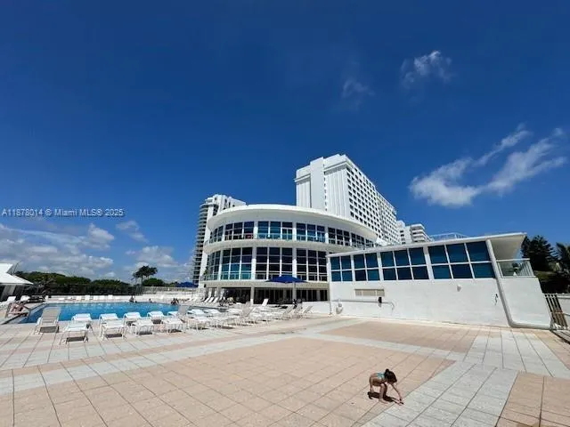 5445 Collins Ave, #1602