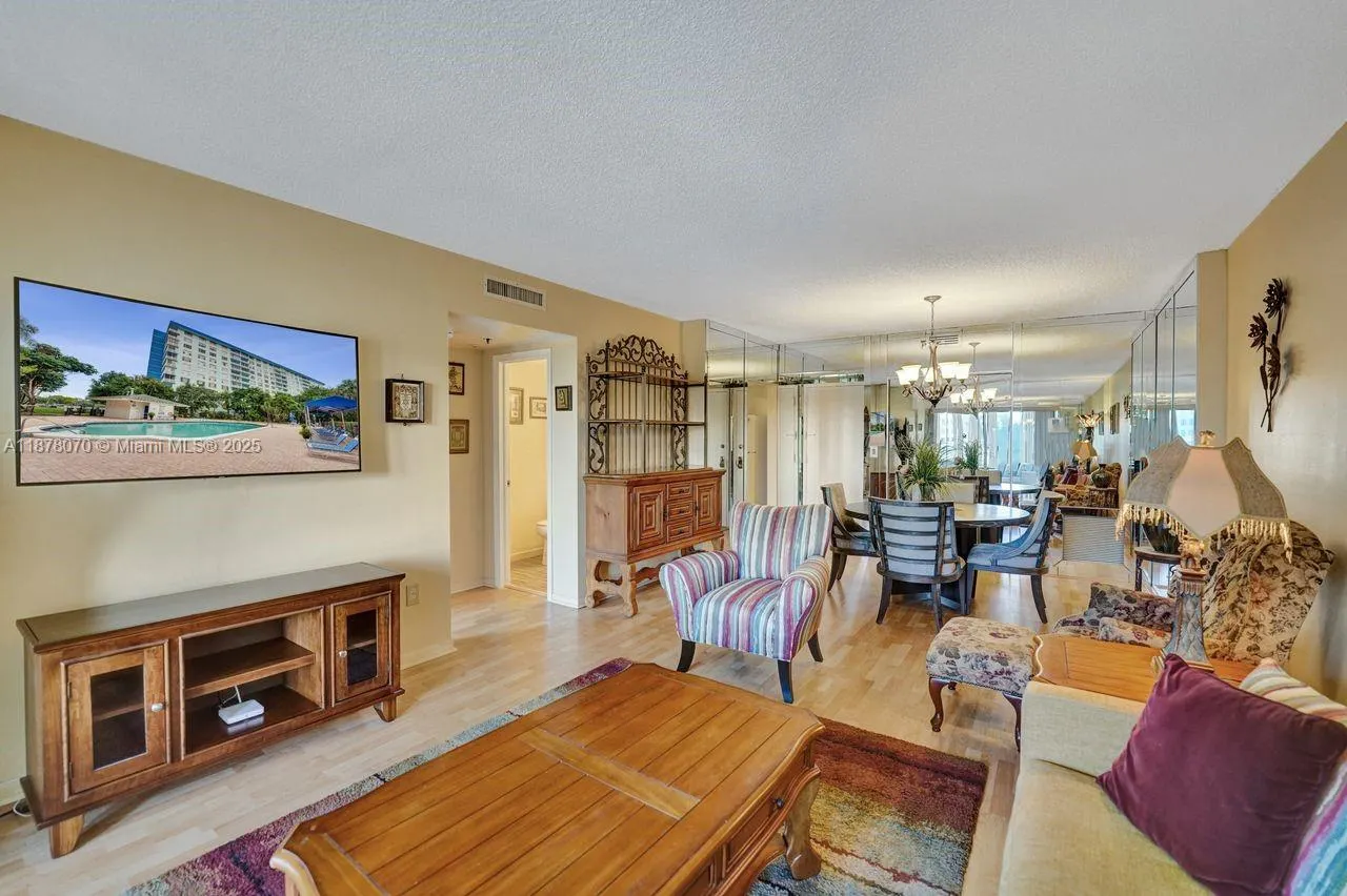 4001 Hillcrest Dr, #403