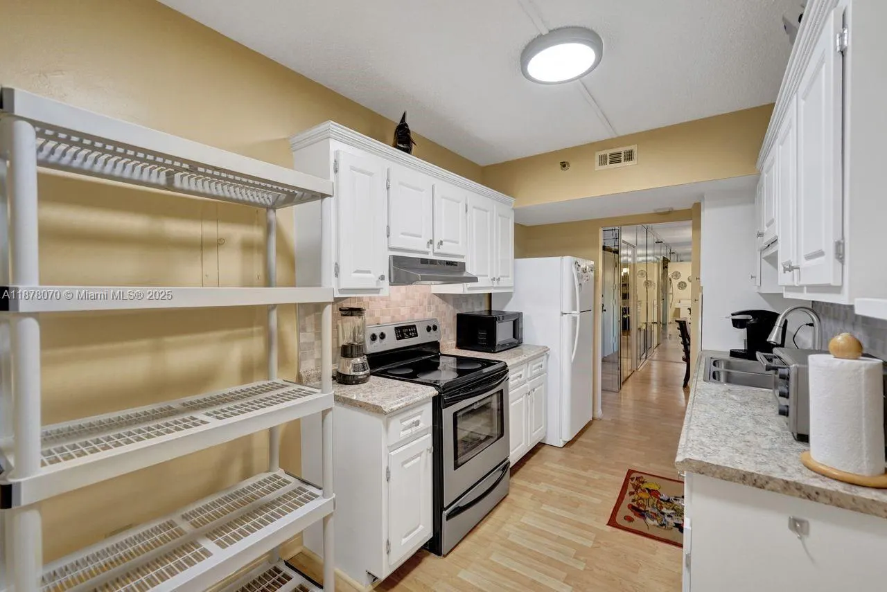 4001 Hillcrest Dr, #403