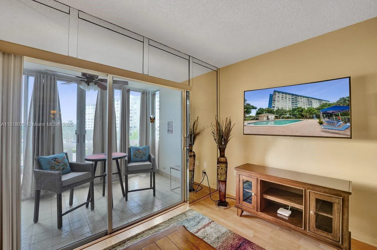 4001 Hillcrest Dr, #403