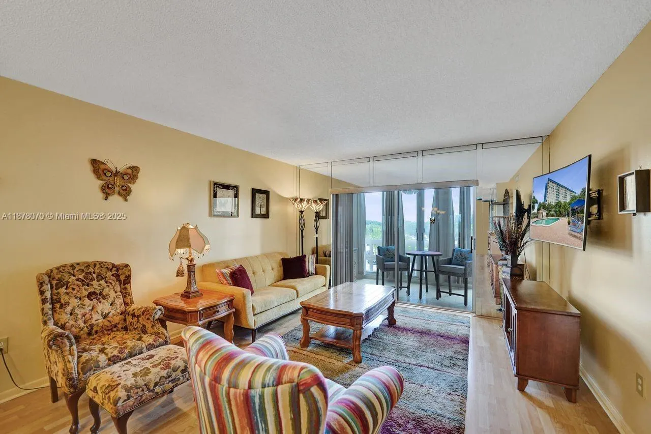 4001 Hillcrest Dr, #403