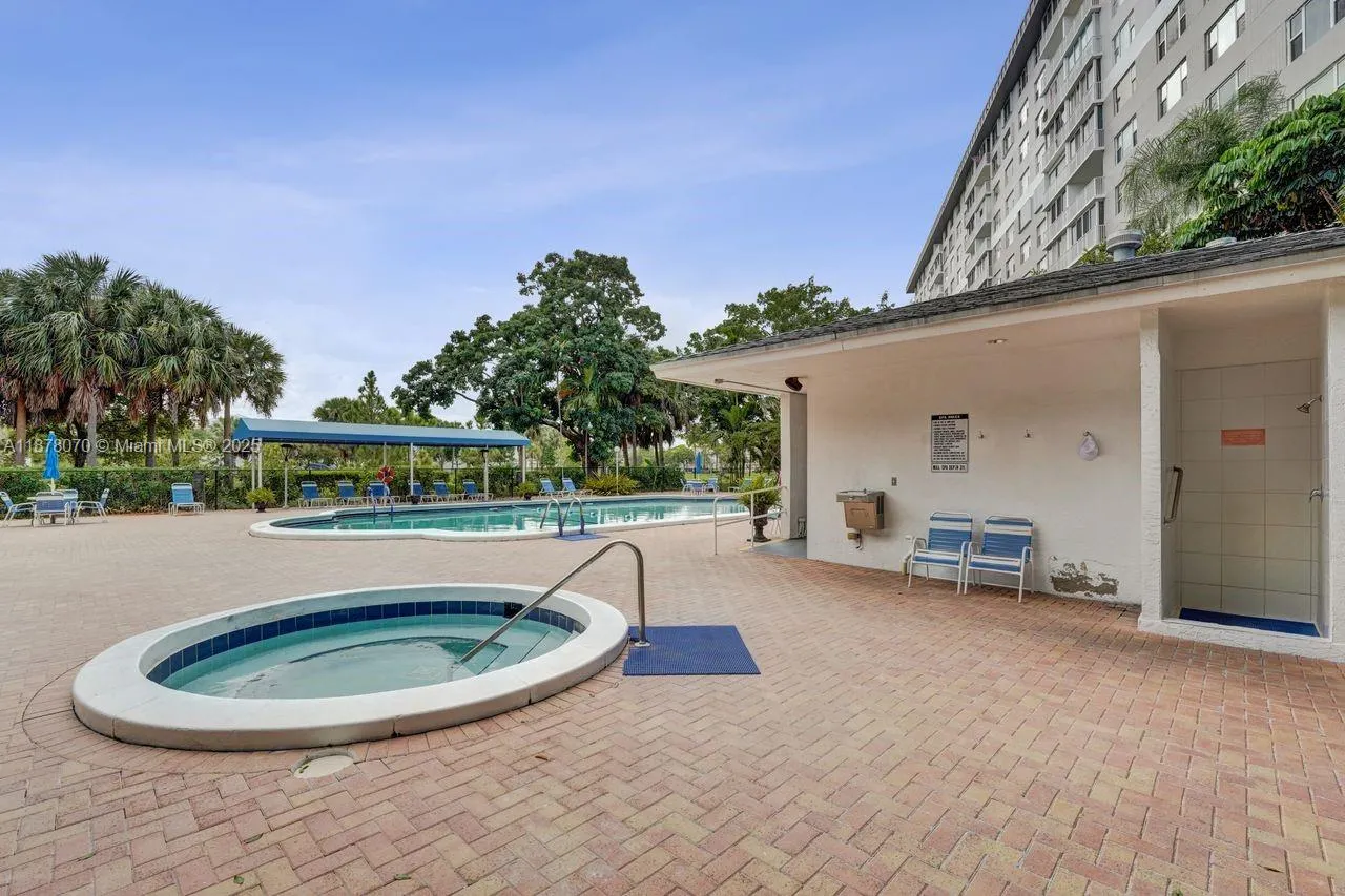 4001 Hillcrest Dr, #403