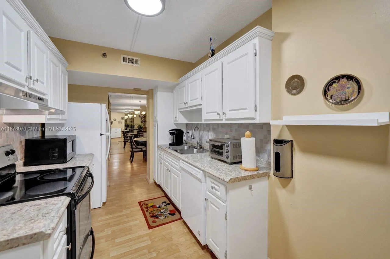 4001 Hillcrest Dr, #403