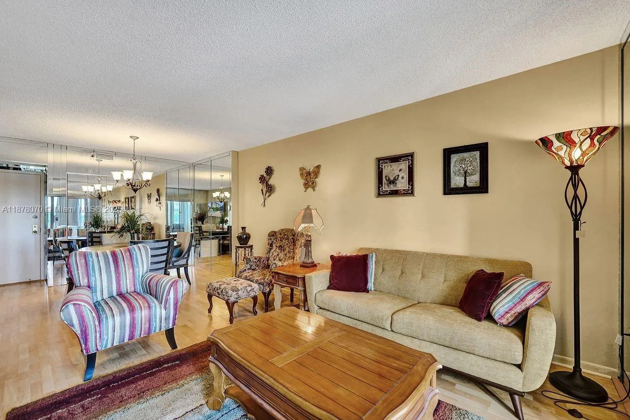4001 Hillcrest Dr, #403