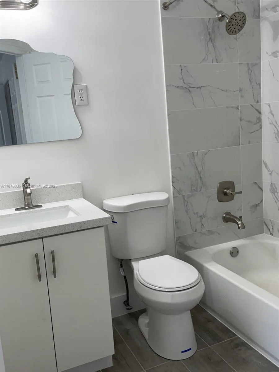 5725 NW 114th Path, #106