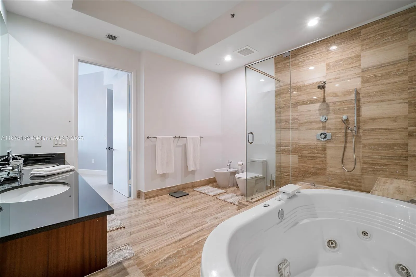 15811 Collins Ave, #3907