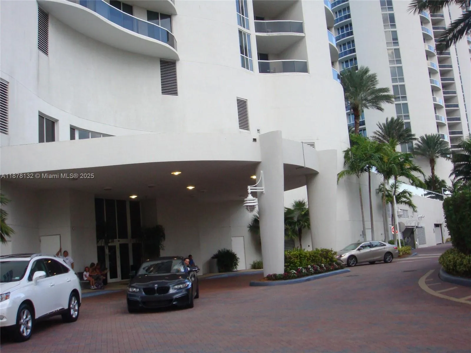 15811 Collins Ave, #3907