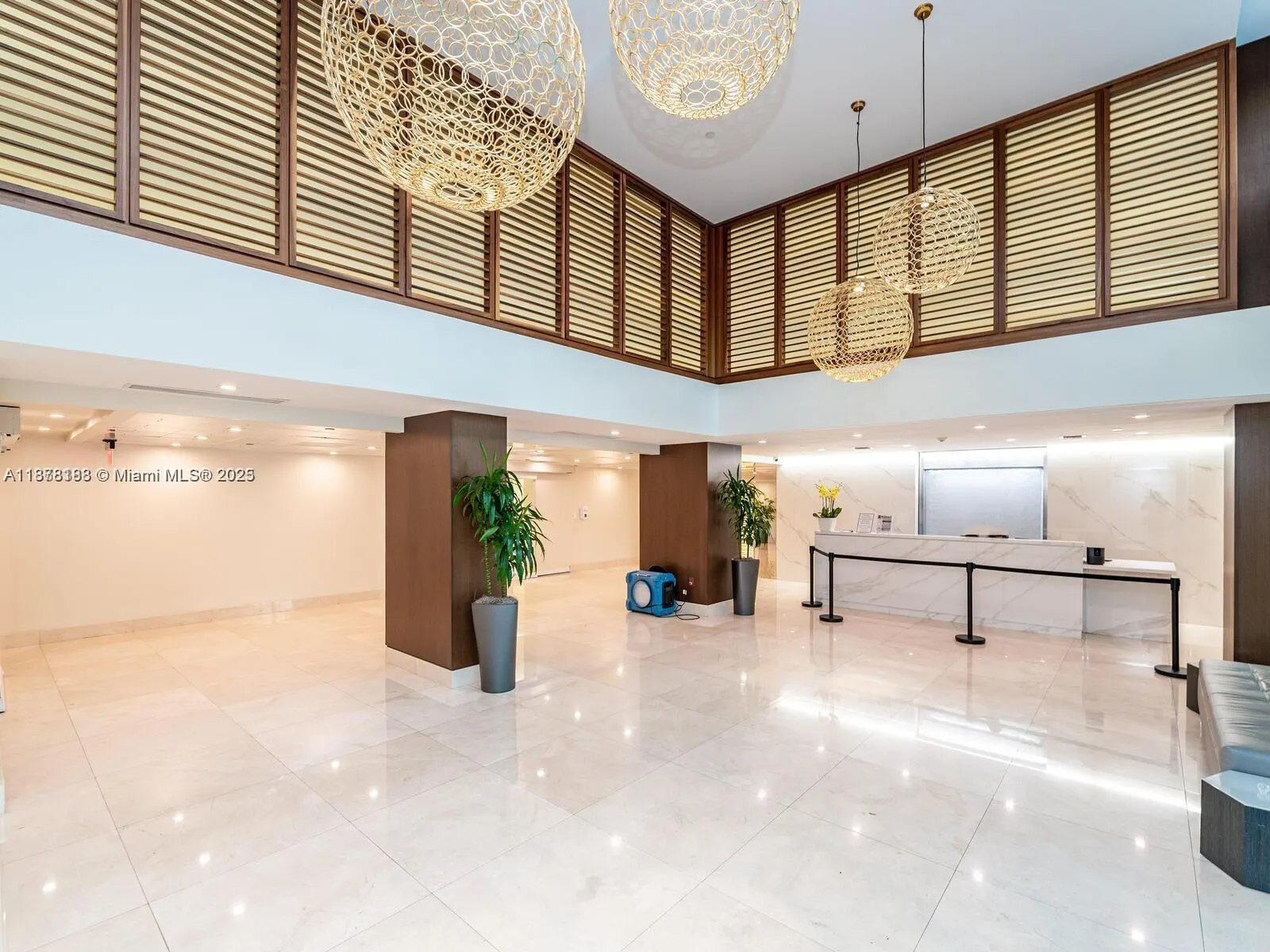 540 Brickell Key Dr, #811