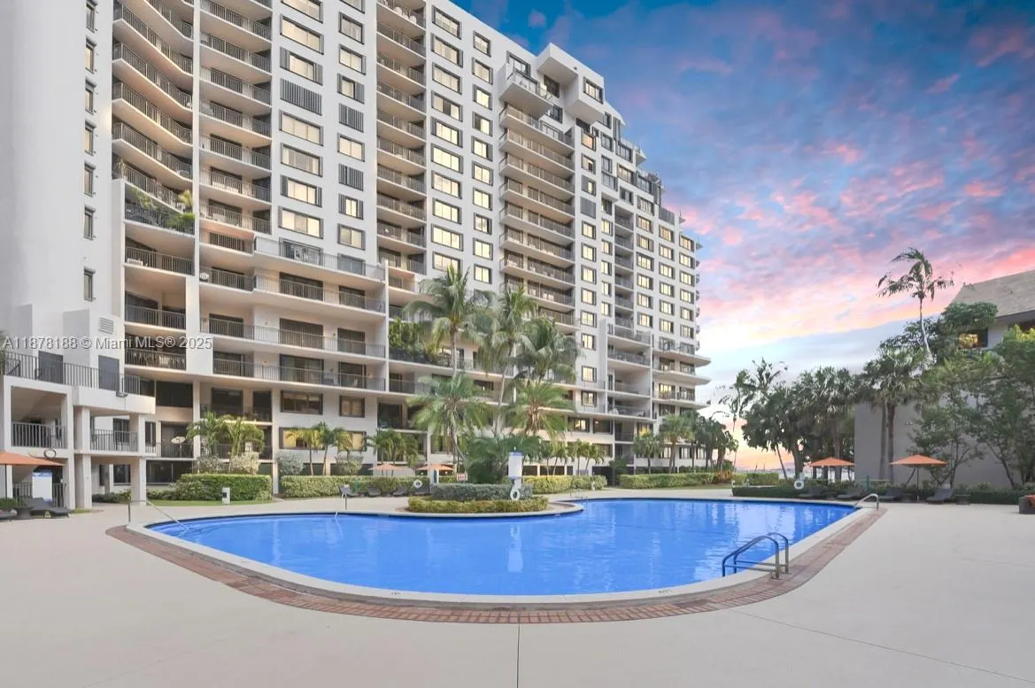 540 Brickell Key Dr, #811