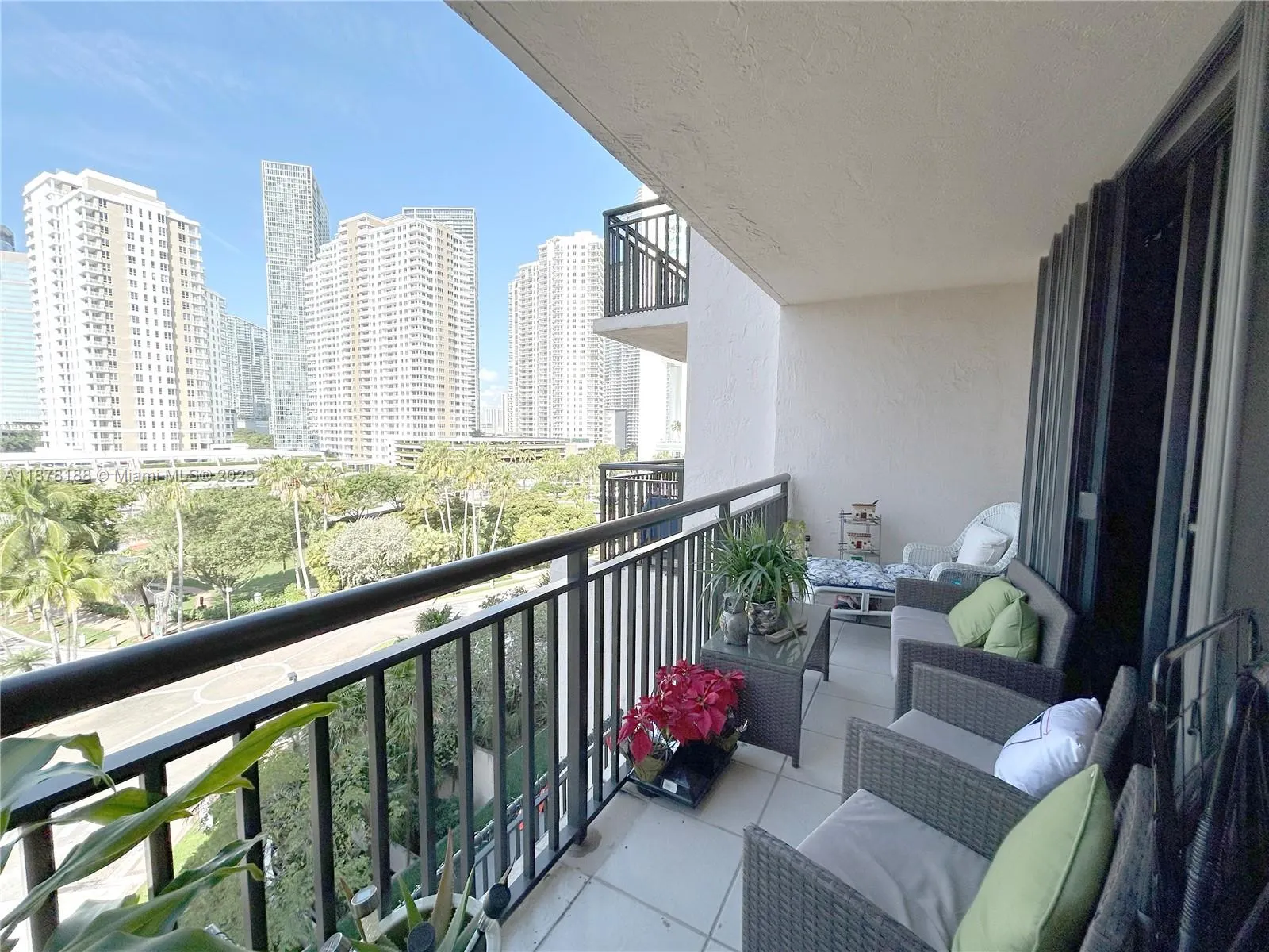540 Brickell Key Dr, #811
